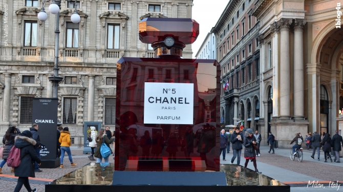CHANEL N.5 illumina di rosso Piazza della Scala a Milano - Gabriella Ruggieri & partners